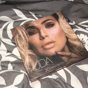 HUDA BEAUTY 3d highlighter pallet